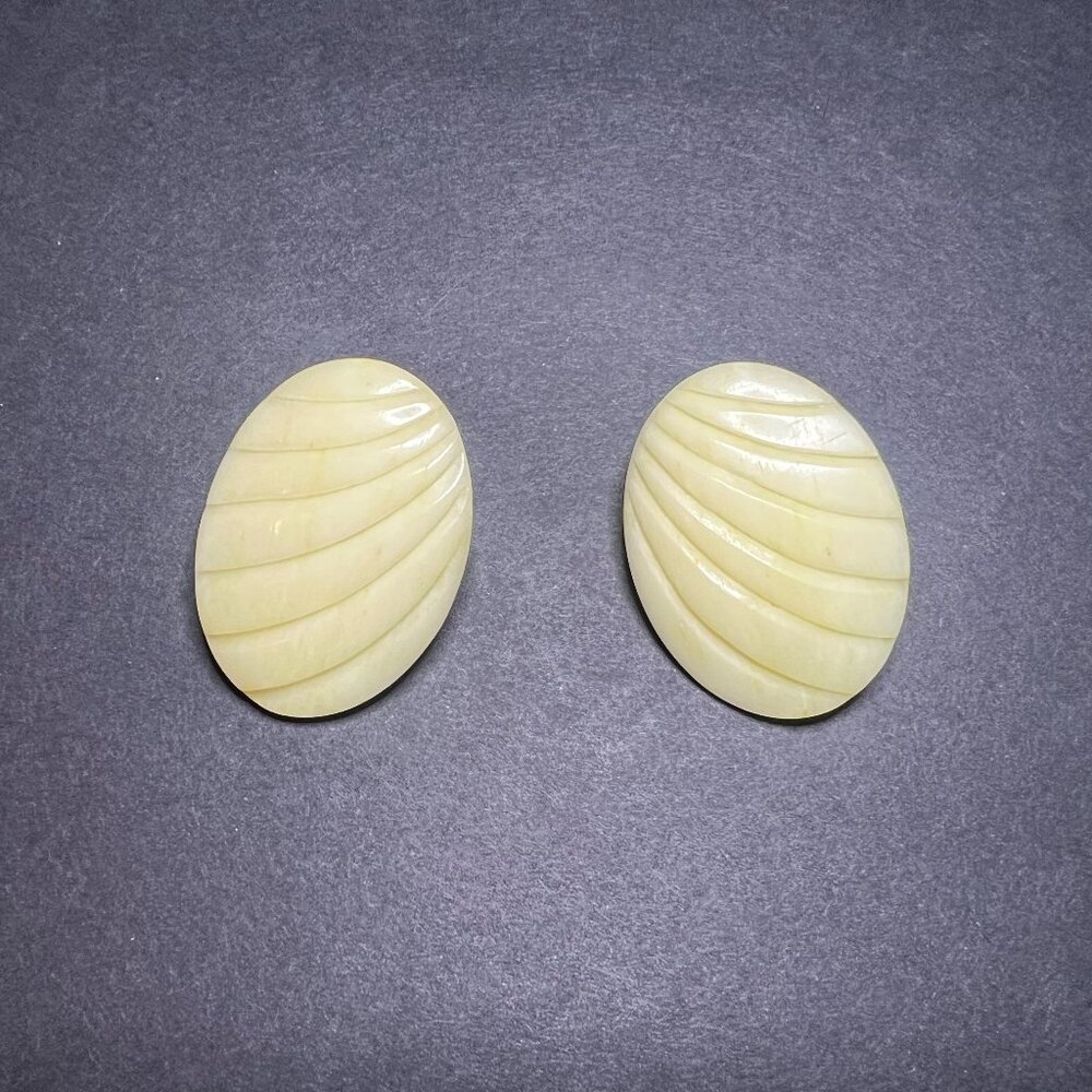 Vintage Retro Glam Ivory Colored Oval Carved Resin Statement Earrings 1.5"